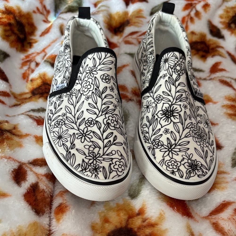 Mudd Black and White Floral Slip-Ons Girls 6